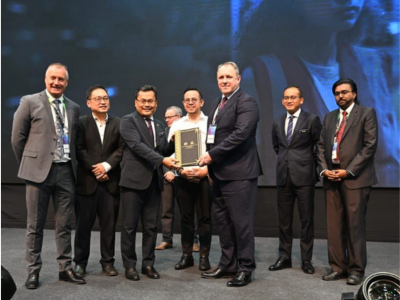 Malaysia’s Minister for Human Resources, The Honourable Steven Sim Chee Keong, presenting the signed agreement to the ECITB's Tristan Kemp
